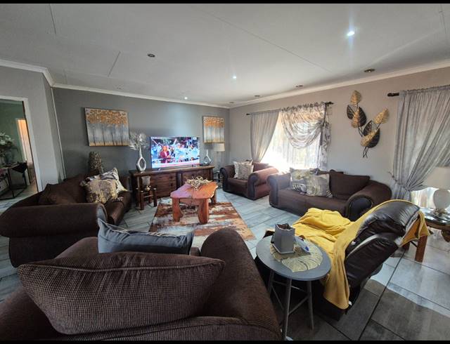 2 BEDROOM TOWNHOUSE FOR SALE IN VANDERBIJLPARK SW 5